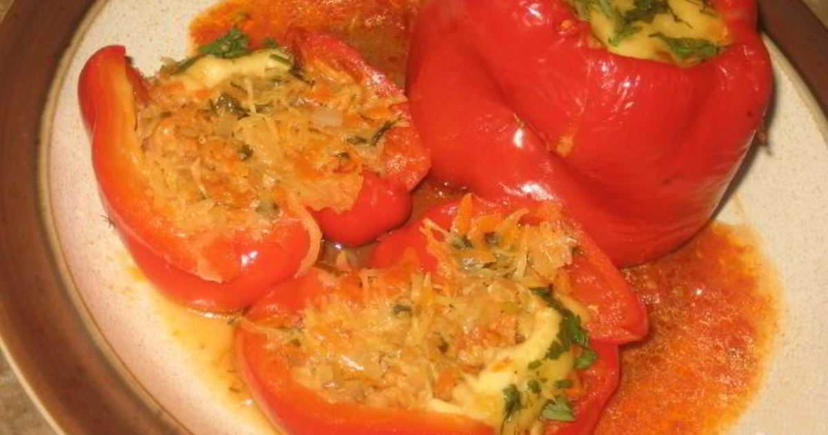 Фаршированный перец в духовке: 2 рецепта (в сметанном и в томатном соусе)