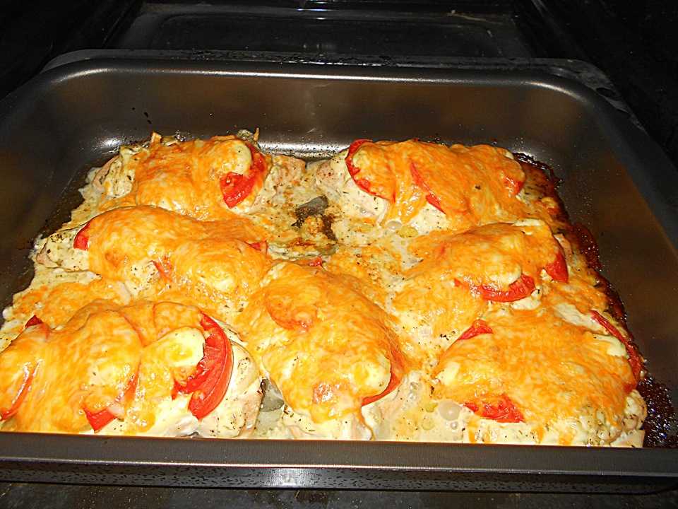 Куриное филе запеченное в духовке с помидорами и базиликом