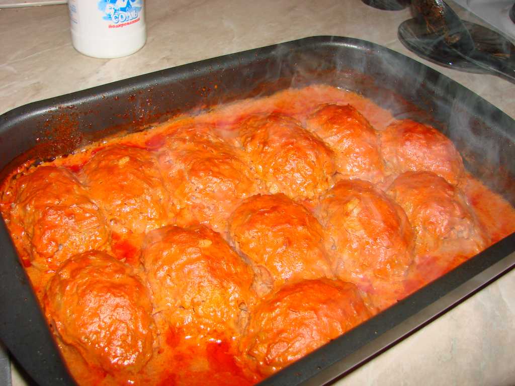Голубцы в духовке в сметано-томатном соусе — 5 рецептов