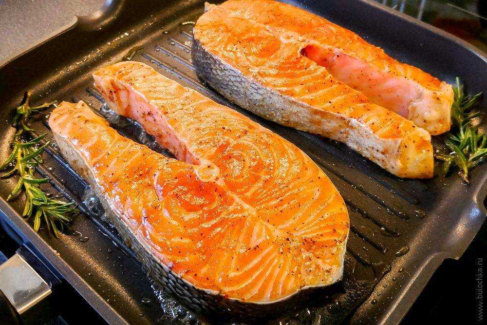 Запеченный лосось в духовке: как вкусно приготовить?