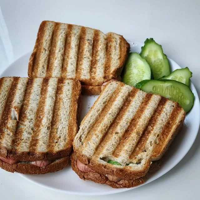 Мамин рецепт сэндвича с сыровяленым беконом и сыром на гриле с фото пошагово