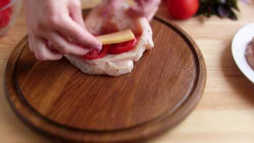 Нежная куриная грудка с помидорами и сыром в духовке — простой рецепт с фото