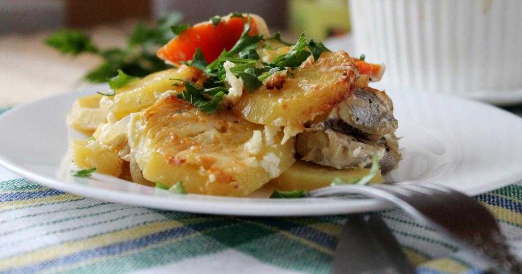 Минтай с картошкой в духовке – 10 самых вкусных рецептов с фото