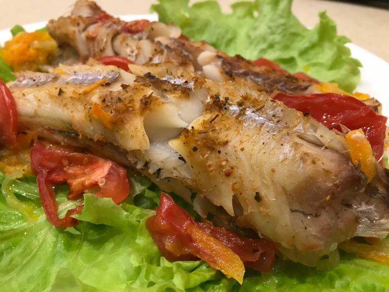 Пангасиус в духовке (18 фото): рецепты приготовления запеченной рыбы с картофелем. как его готовить с помидором и сыром в рукаве?