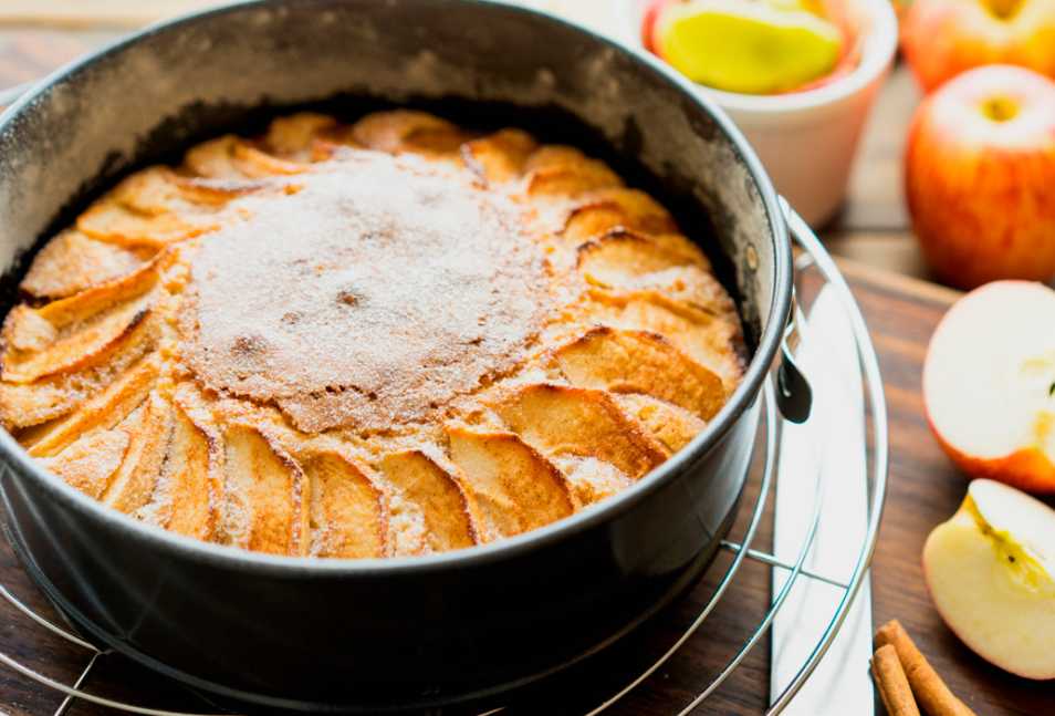 Пирог с яблоками из дрожжевого теста в духовке рецепт с фото пошагово и видео - 1000.menu
