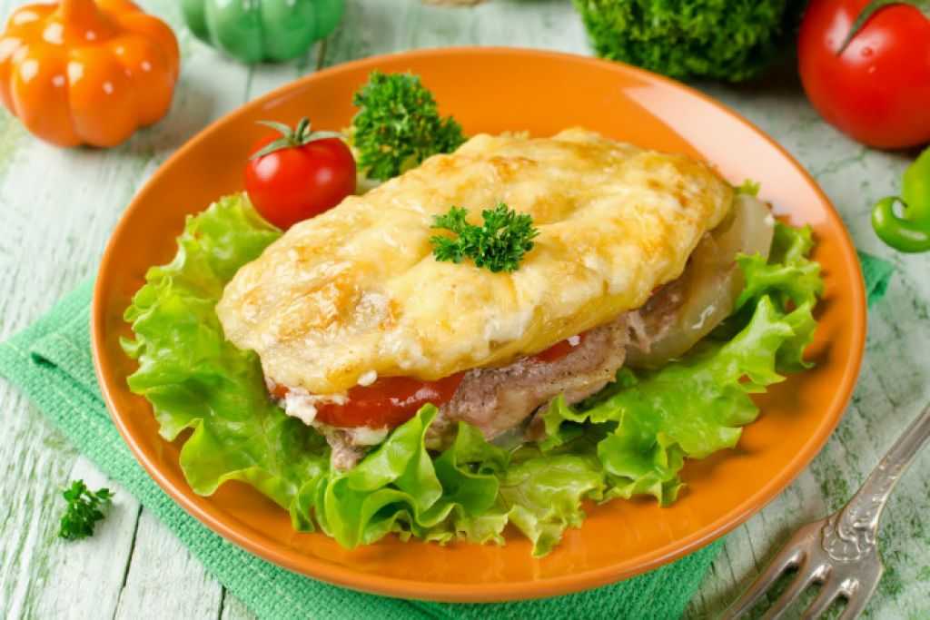 Свинина с помидорами и сыром в духовке запеченная в фольге и рукаве, рецепт с фото