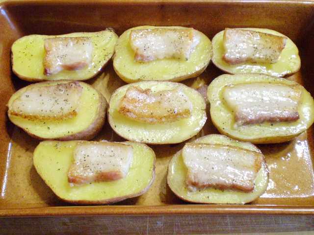 Картошка - гармошка с беконом и сыром в духовке: рецепт с фото