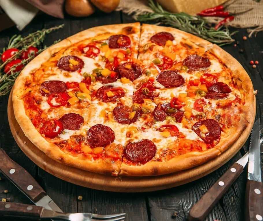 Пицца с колбасой и сыром - 5 быстрых и вкусных рецептов приготовления