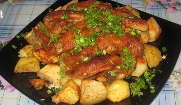 Куриные крылышки в духовке с картошкой рецепт с фото
