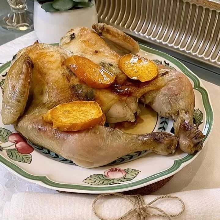Курица, запеченная с чесночно-базиликовым маслом - рецепт с фото