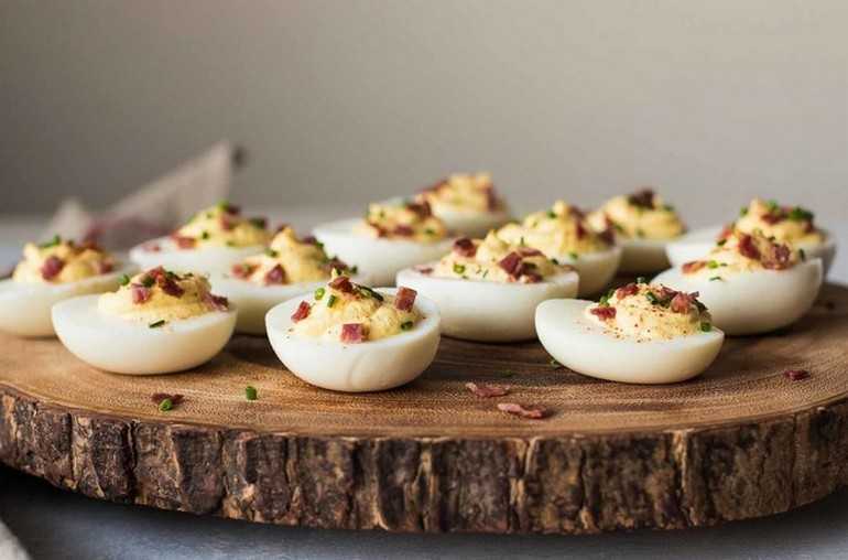 Фаршированные яйца на праздничный стол: 25 вариантов простой и вкусной начинки