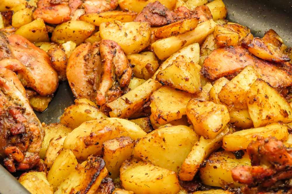 Курица с картошкой в духовке — 8 самых вкусных рецептов
