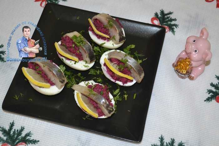 Яйца фаршированные луком и сельдью рецепт с фото - 1000.menu