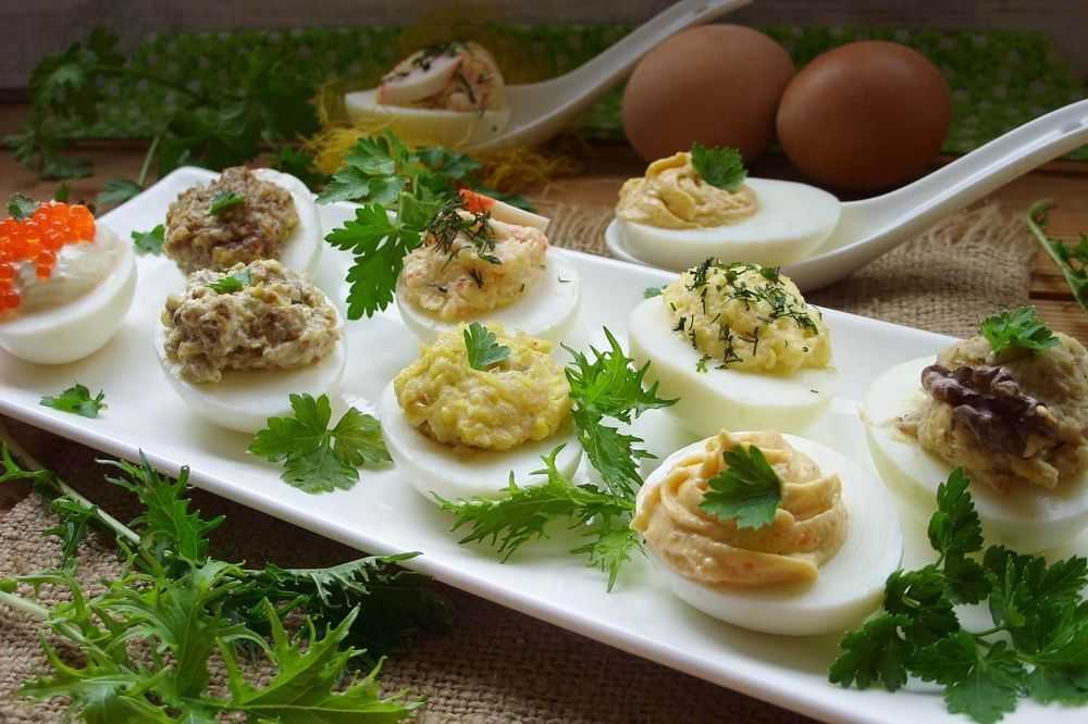 Вкусные фаршированные яйца : многообразие рецептов