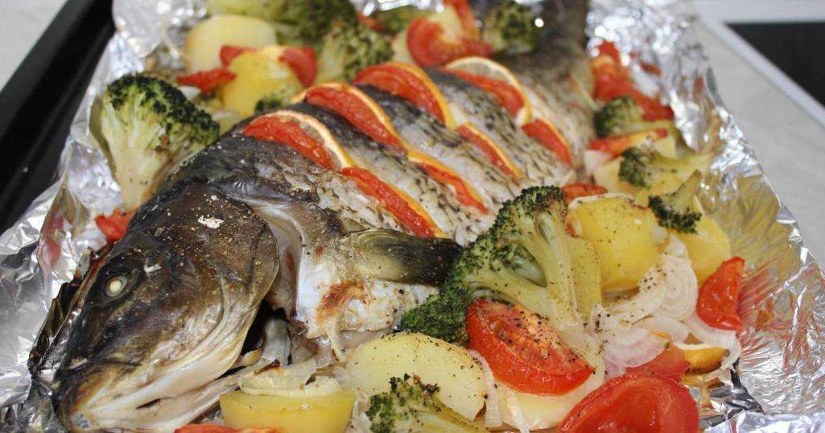 Карп в духовке (39 фото): рецепт приготовления запеченного целиком карпа. как запечь рыбу с овощами?