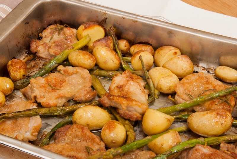 Куриные бедра с картошкой в духовке – 8 рецептов приготовления