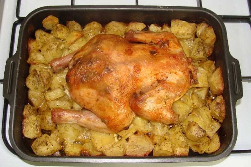 Курица целиком в духовке с картофелем - 7 рецептов с фото