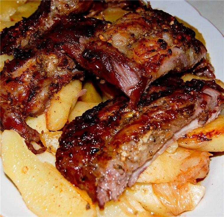 Свиные ребрышки с картошкой в духовке - рецепты приготовления с фото