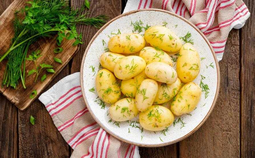 Молодой мелкий картофель, запеченный в духовке - 10 пошаговых фото в рецепте