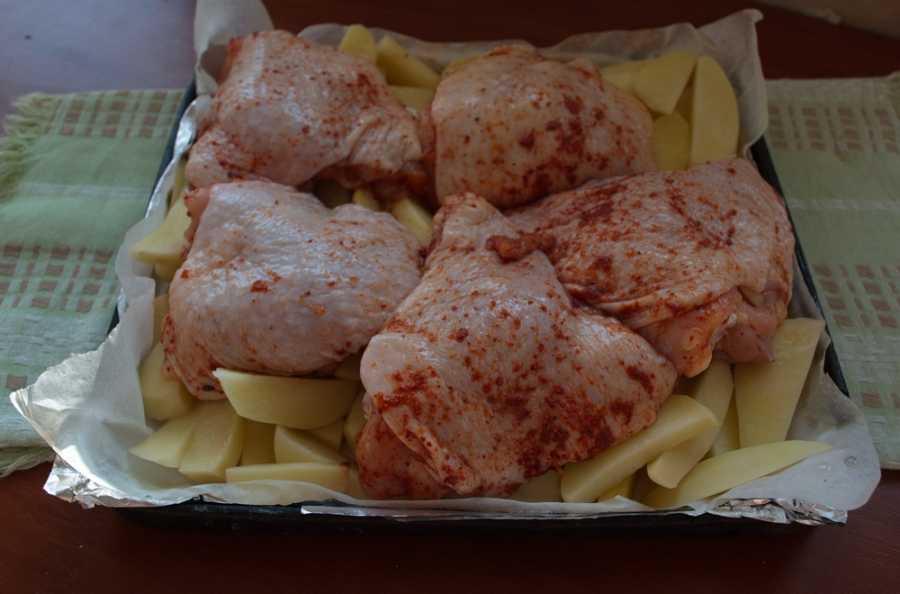 Окорочка куриные с картошкой в духовке рецепт с фото пошагово - 1000.menu