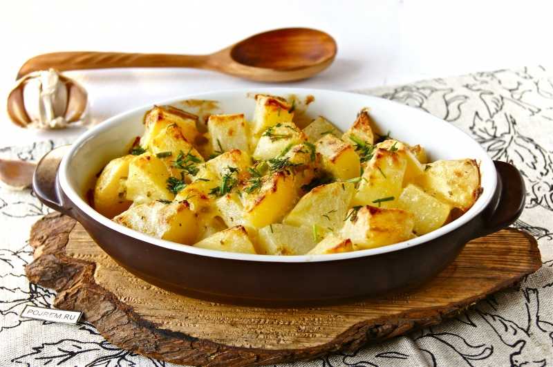 Картошка, вкусно запеченная в сметане в духовке: 5 рецептов