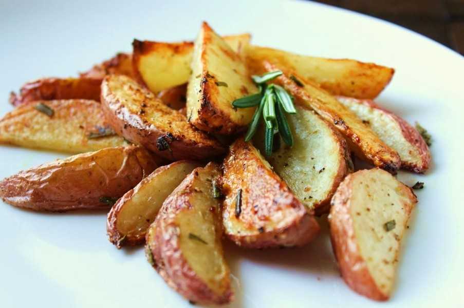 Запеченный и жаренный картофель с розмарином