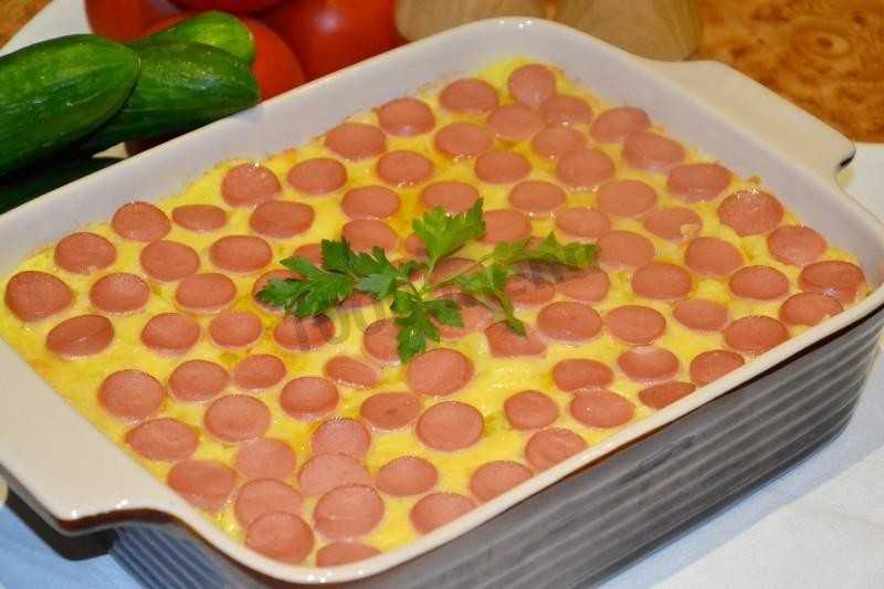 Картошка с сосисками в духовке, мультиварке, горшочке, на сковороде. рецепт под сыром и без с подливом, майонезом, молоком