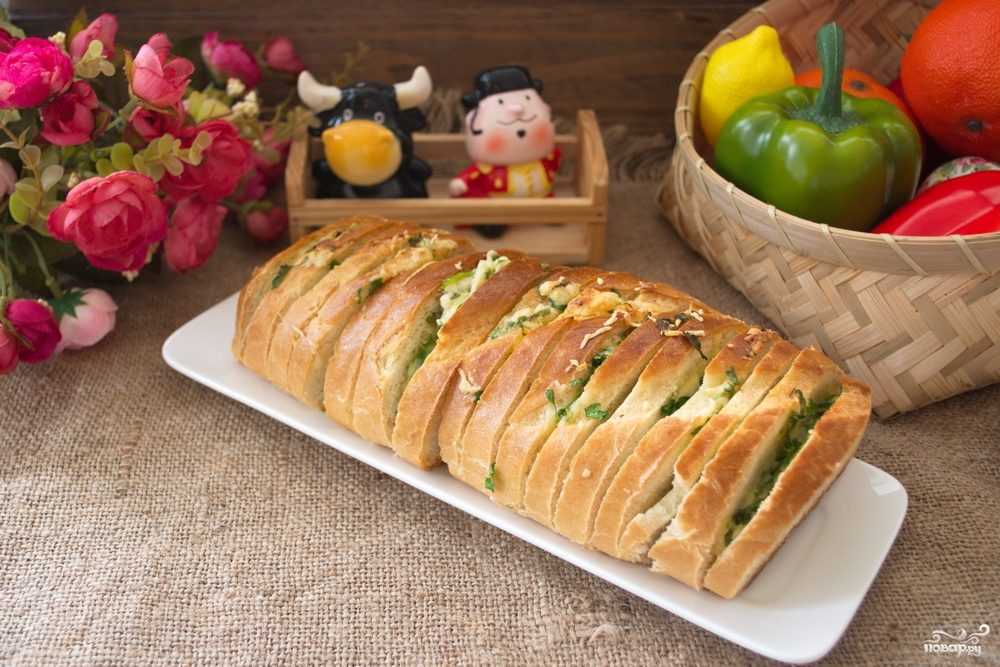 Фаршированный хлеб, батон, запеченные в духовке: 8 рецептов