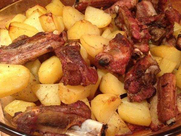 Свиные ребрышки с картошкой в духовке — простые и вкусные рецепты
