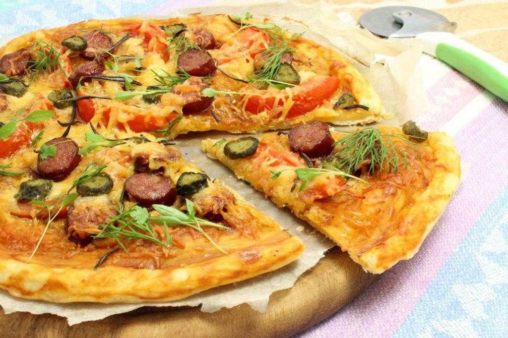 Быстрое и вкусное бездрожжевое тесто для пиццы – самые лучшие рецепты с фото