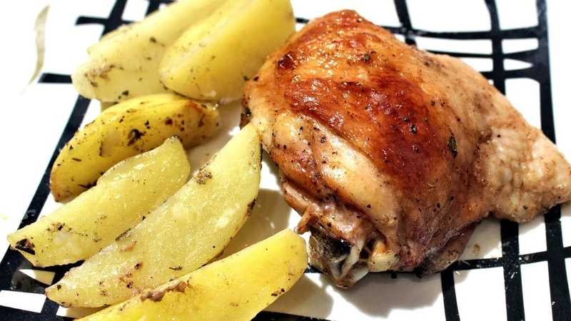 Куриные бедра с картошкой в духовке – лучшие рецепты