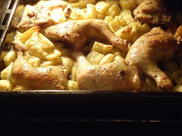 Курица в духовке целиком с картошкой — 7 любимых рецептов