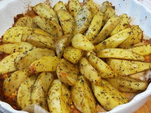 Картошка дольками, запеченная в духовке с корочкой. рецепт с чесноком на противне