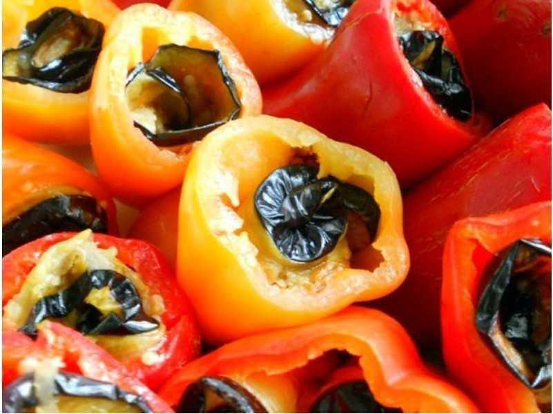 Перец болгарский фаршированный баклажанами в томатном соусе