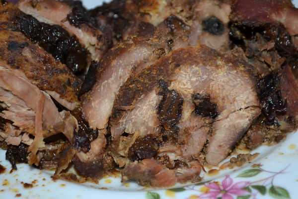 Свинина с черносливом в духовке: рецепт с фото пошагово. как запечь свинину с черносливом в духовке?