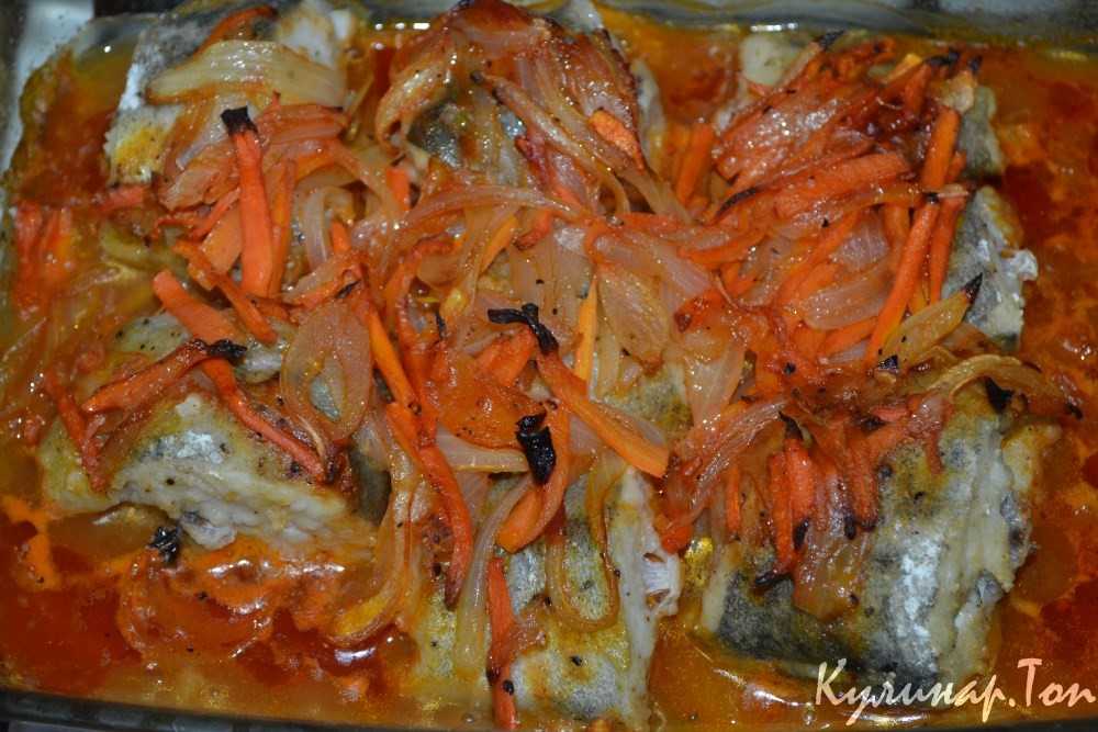 Минтай в духовке с морковью и луком: рецепт с фото, сколько готовится, как запекать