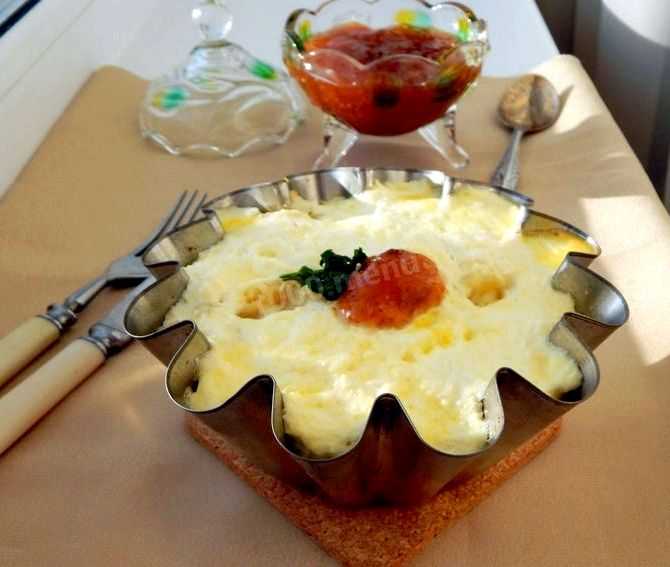 Запеканка из макарон с колбасой, яйцом и сыром