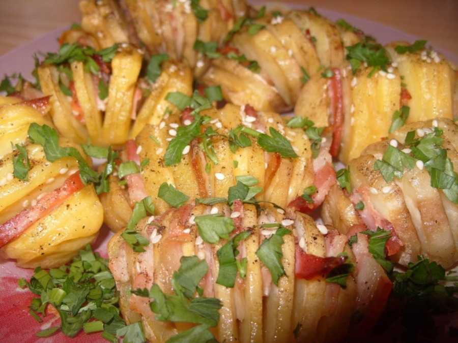 Картошка с беконом в духовке - рецепт с фото
