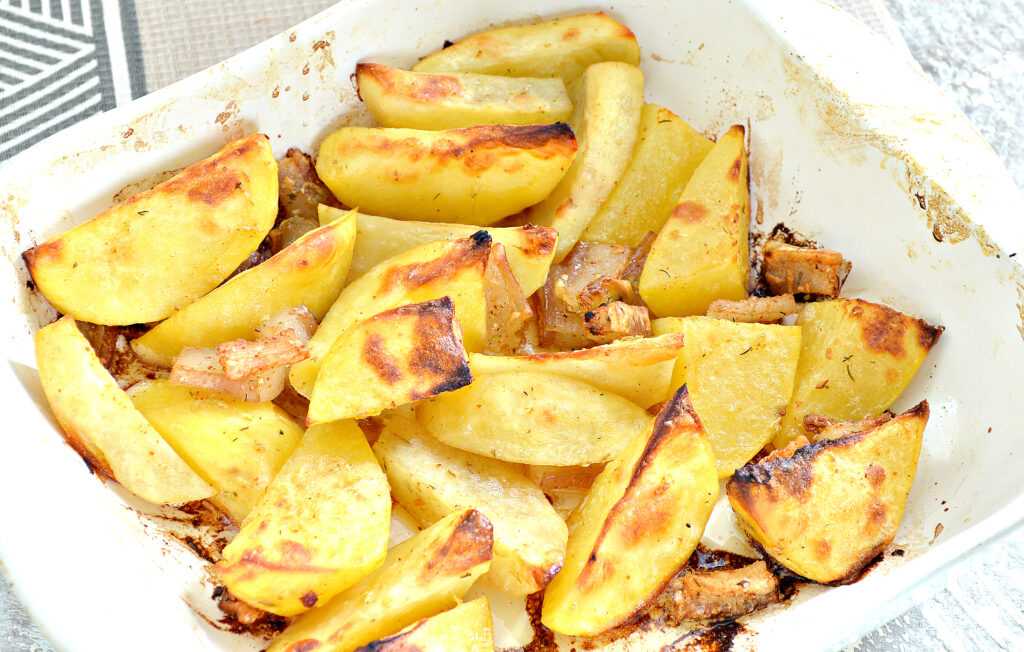 Как вкусно запечь картофель дольками в духовке с румяной корочкой