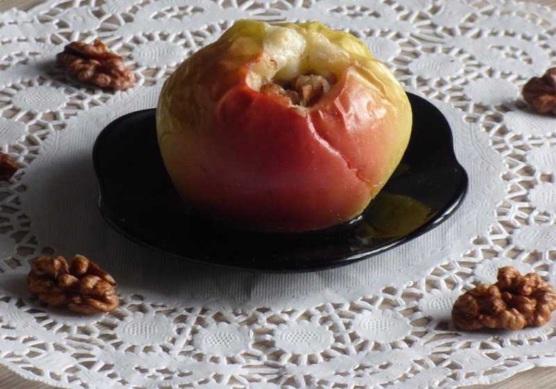 Простые и вкусные рецепты яблок, запеченных в духовке, с творогом