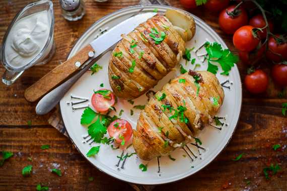 Картошка гармошка: рецепты с колбасой, салом, сыром, грибами, ветчиной, постная, с рыбой, в духовке, на сковородке, в мультиварке, аэрогриле
