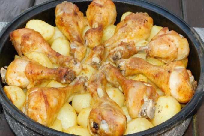 Куриные голени с картошкой в духовке, с хрустящей корочкой