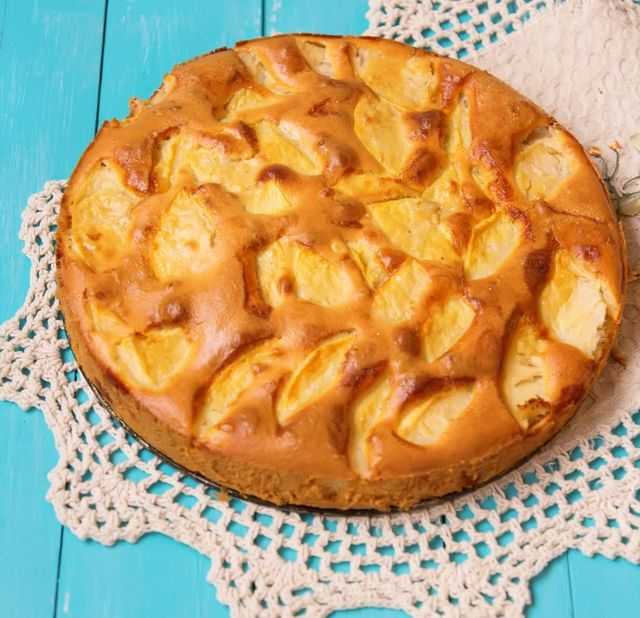 Шарлотка пышная с яблоками в духовке и мультиварке — 6 простых пошаговых рецептов