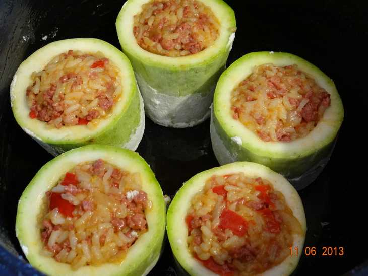 Фаршированные кабачки с мясом и рисом в мультиварке в томатно-сливочном соусе