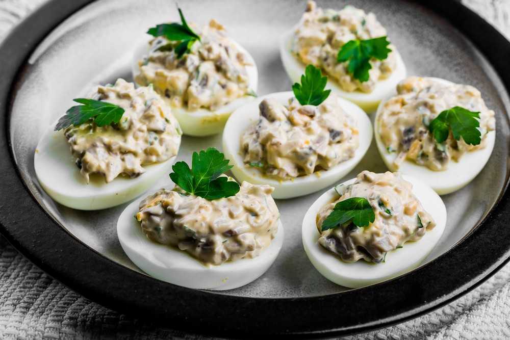 Куриные рулетики с шампиньонами и перепелиными яйцами рецепт с фото пошагово - 1000.menu