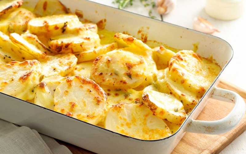 Запеченный картофель в духовке с сыром и сметаной - рецепт