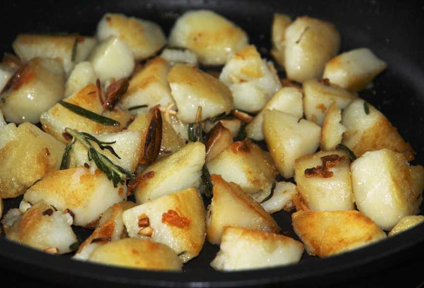 Картофель с розмарином в духовке и на сковородке: 2 рецепта