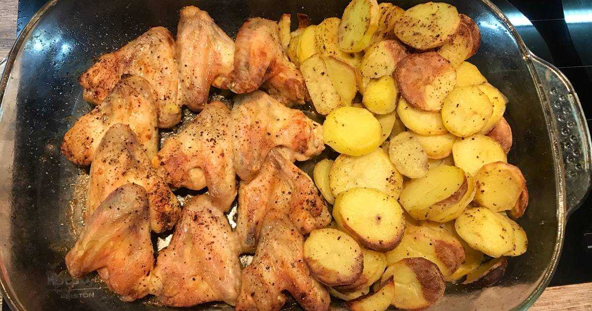 Куриные крылышки с молодым картофелем, запеченные в духовке - 5 пошаговых фото в рецепте