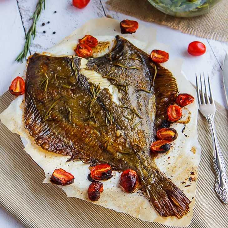 Камбала запеченная в духовке - простой рецепт рыбы в фольге, с овощами, картошкой и со сметаной