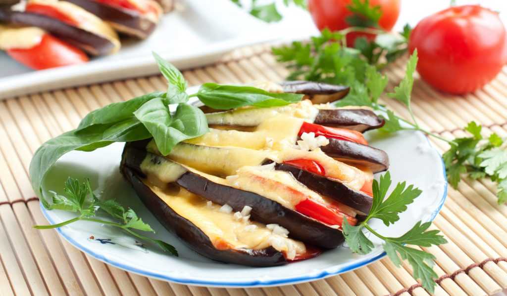 Лучшие пп-рецепты запеченных баклажанов в духовке с помидорами и сыром